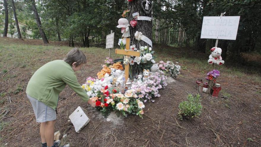 Flores y recuerdos en la pista forestal donde fue hallado el cadáver de Asunta.