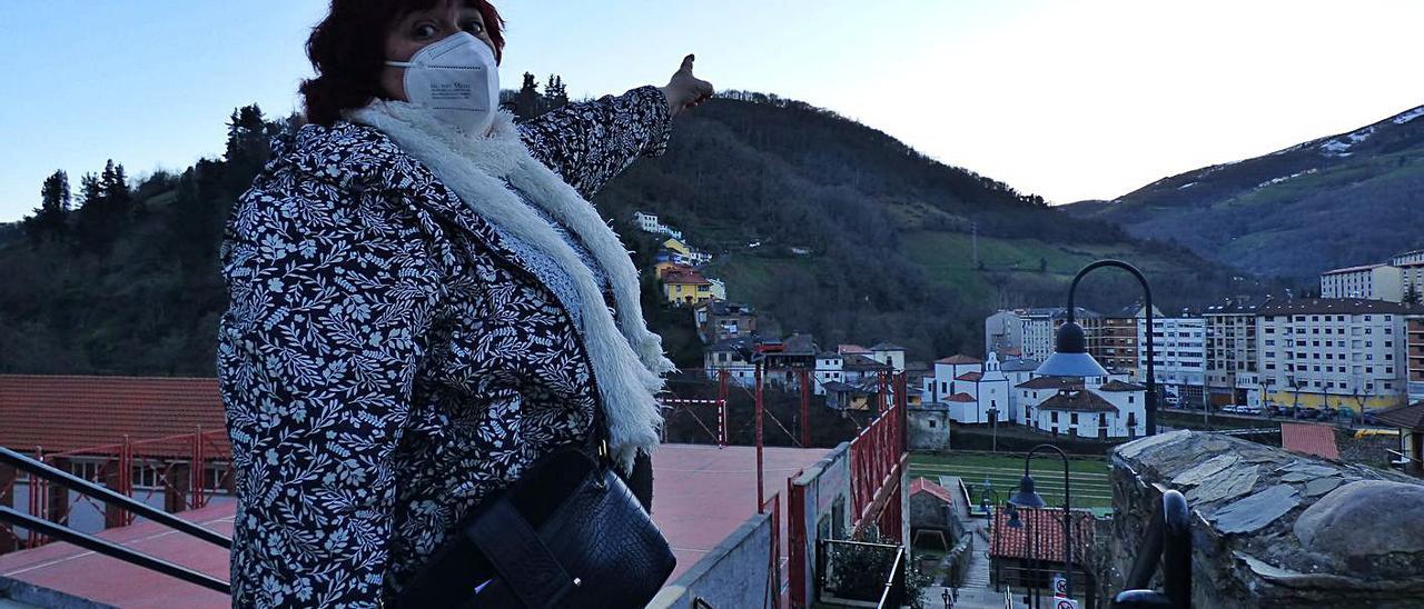 María del Carmen Azcárate, señalando el punto del cielo en el que fue visible, en Cangas del Narcea. | D. Á.