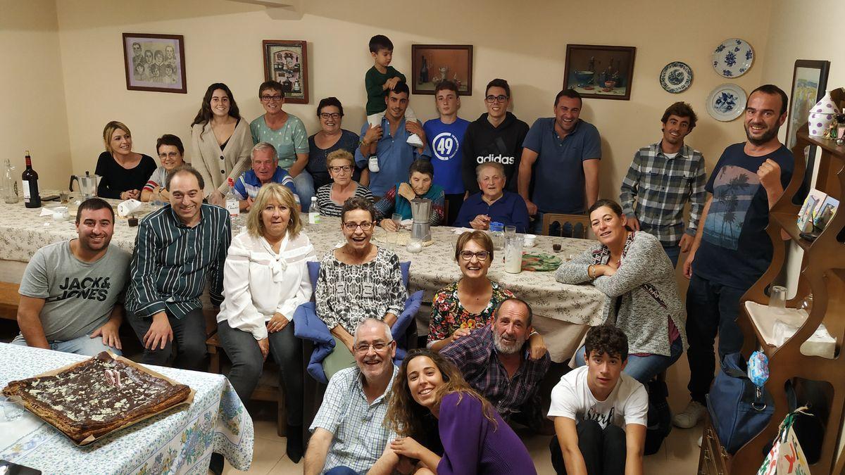 Teresa Rodríguez, en el centro, rodeada de familiares y amigos, su "mejor apoyo".