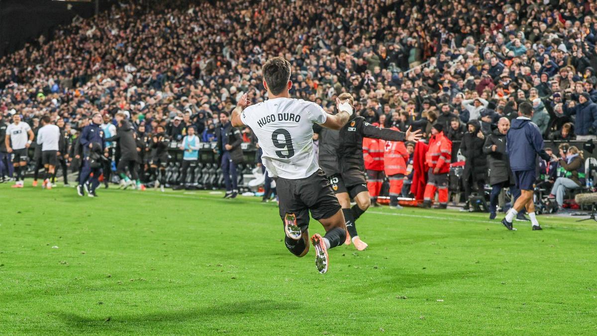 Hugo Duro celebra el gol contra el Levante tirándose de rodillas