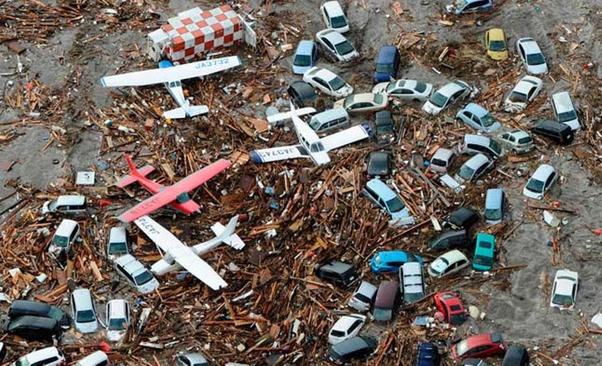 Cotxes, runa i avions escombrats pel tsunami a l’aeroport de Sendai, al nord-est del Japó. Cotxes, runa i avions escombrats pel tsunami a l’aeroport de Sendai, al nord-est del Japó.