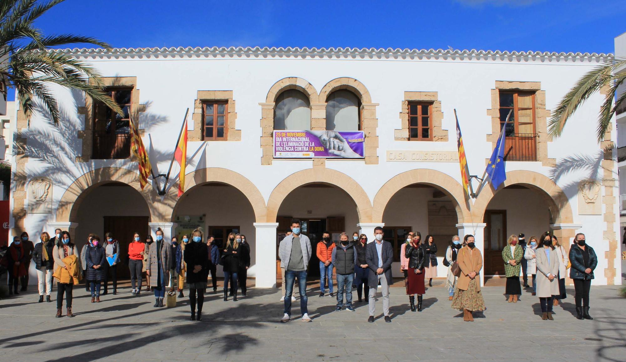 Concentración ante el Ayuntamiento de Santa Eulària.