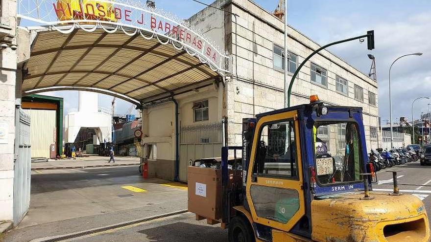 Una carretilla entra en las instalaciones del astillero Hijos de J. Barreras, ayer. // Marta G. Brea
