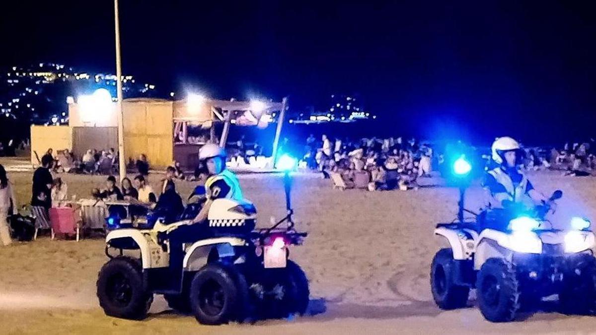 Agentes de la Policía Local de Cullera con quads en la playa en una noche de San Juan.