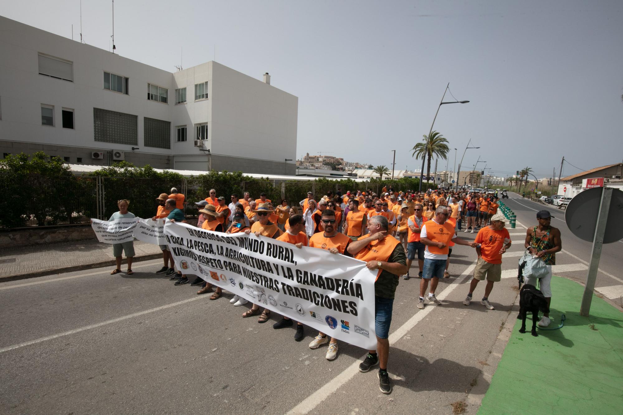 Unas 200 personas se manifiestan en Ibiza contra la nueva Ley de Bienestar Animal del Gobierno