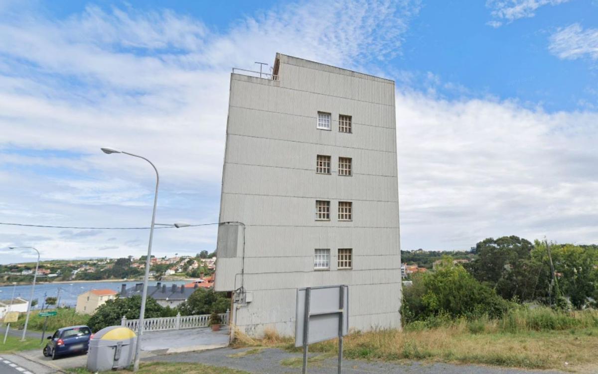 Edificio en la entrada de Mera que el Concello pretende derribar. |  LOC