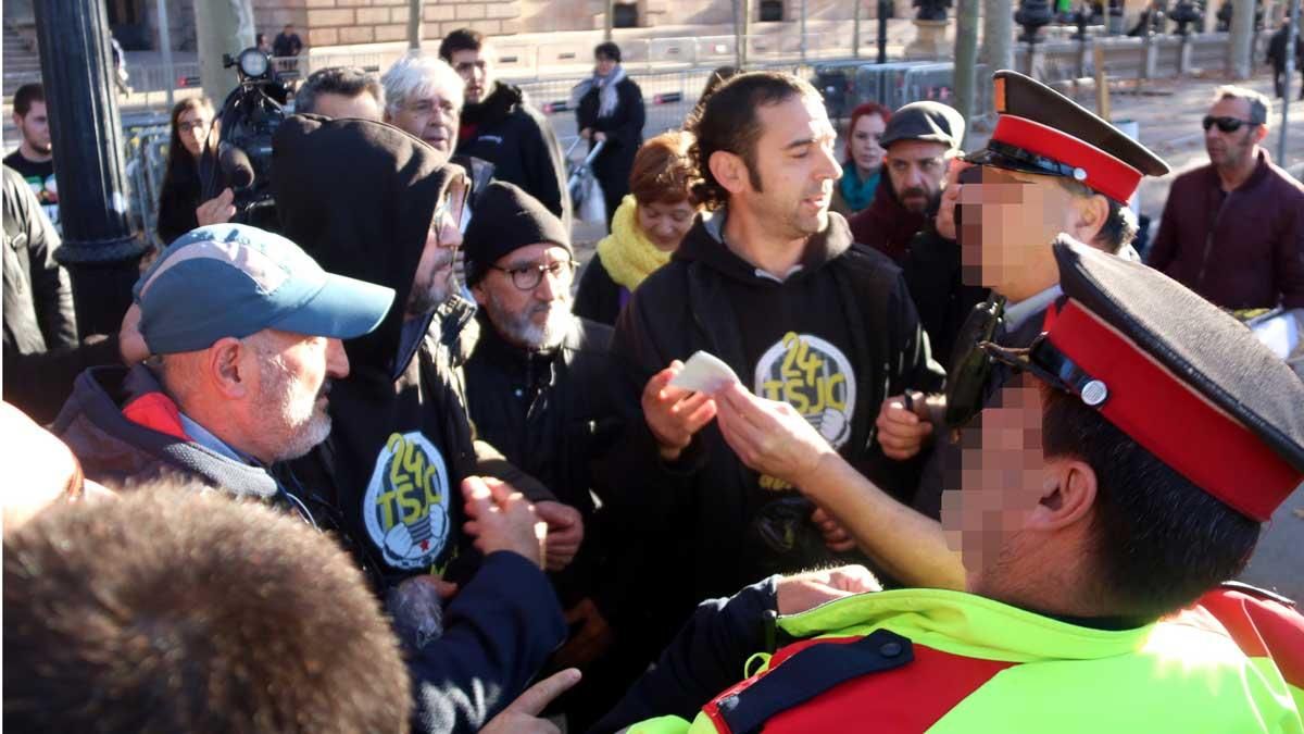 Los Mossos tratan de identificar a varios CDR en rueda de prensa ante el Palau de Justícia.