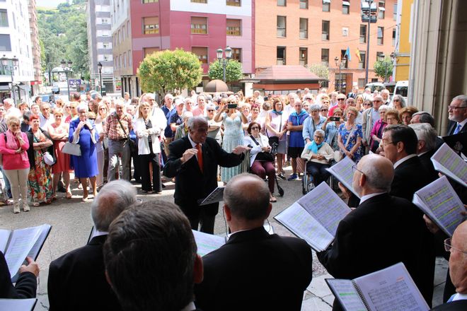 Así está siendo el último día de las fiestas en Sama: del concierto del Coro "Santiaguín" a la jira por los bares, pasando por la música constante