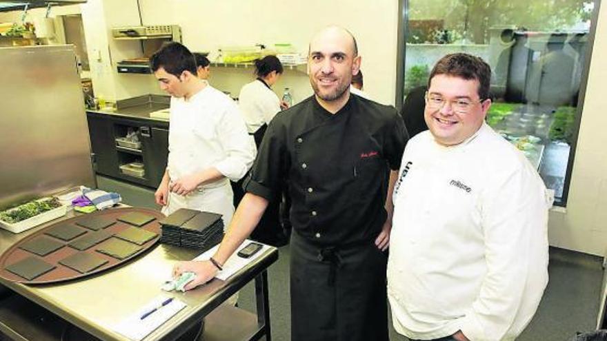 Luis Alberto Lera y Marcos Morán, ayer, en la cocina del Somió Park.