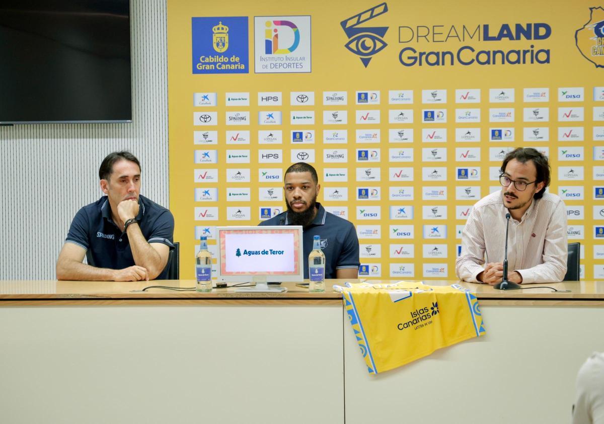 Willy Villar (izd.) junto a Brandon Jefferson y Jesús Morales, director de comunicación del Granca, durante la presentación del jugador.