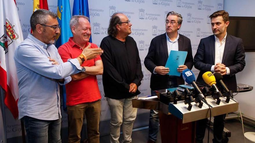 De izquierda a derecha, José Carlos Fernández Sarasola (Cs), Aurelio Martín (IU), Mario Suárez del Fueyo (XSP), Pablo González (PP) y José María Pérez (PSOE), en una comparecencia conjunta tras salir de la Junta de Portavoces extraordinaria por el &quot;caso Enredadera&quot;.