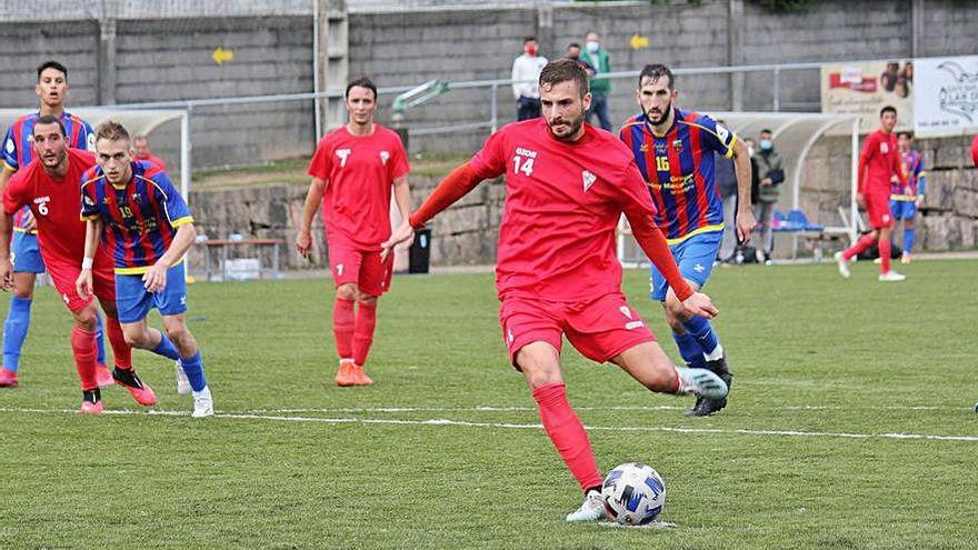 Mon ejecutando el penalti ayer en San Campio.