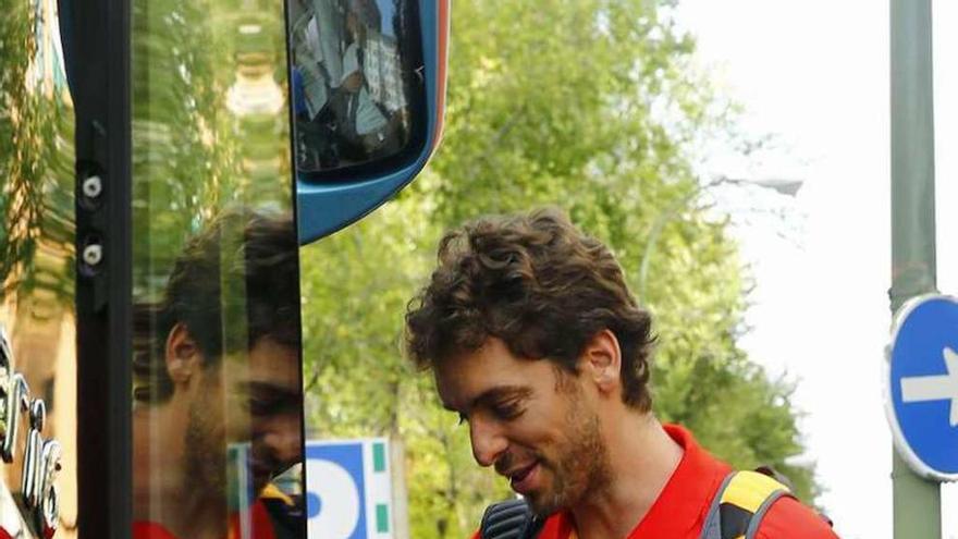 Pau Gasol sube al autobús de la selección. // J.P.Gandul