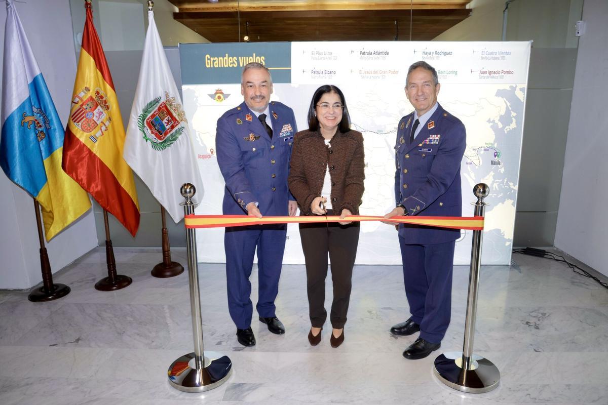 El general Francisco Javier Vidal, Carolina Darias y el general Jorge Clavero, comisario de la exposición, inauguran la muestra.