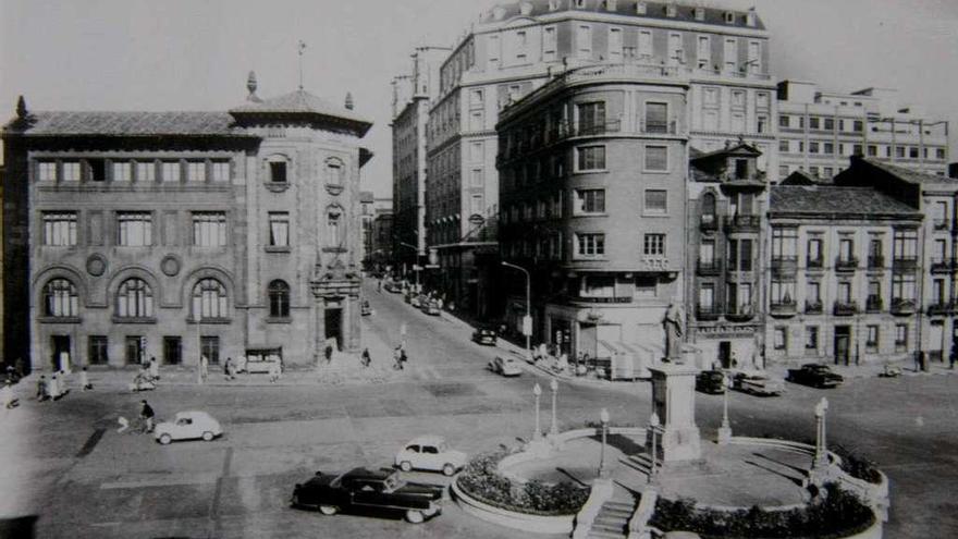 Una vista de la plaza del Seis de Agosto y de la cuesta de Begoña a finales de los años cincuenta del siglo pasado.