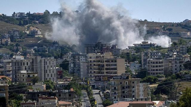 Bombardejos de l’exèrcit israelià sobre la ciutat de Nabatieh, al sud del Líban, ahir. | MAHMOUD ZAYYAT / AFP