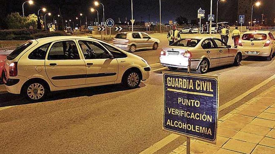 Agentes de la Guardia Civil, en un control de alcoholemia en una carretera de Mallorca.