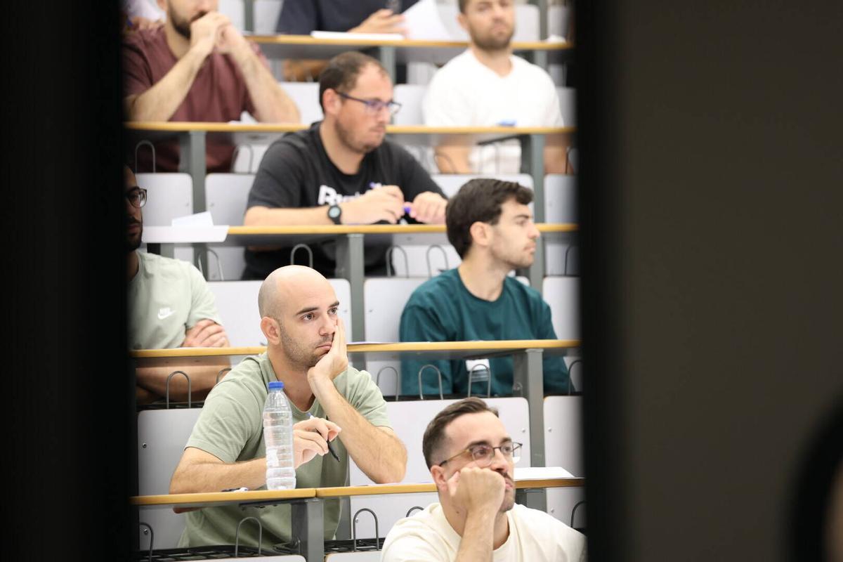 Más de 2.400 aspirantes a maestro se examinan en Córdoba