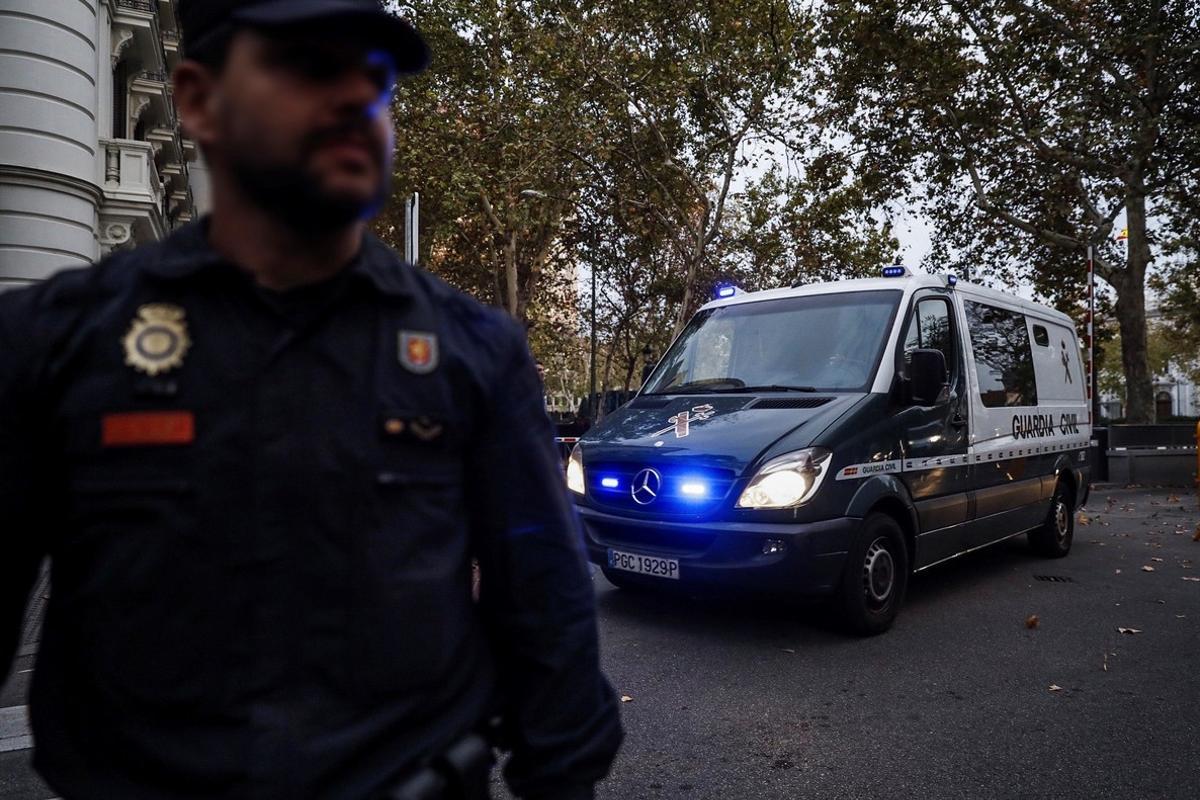 GRAF549. MADRID, 02/11/2017.- Un furgón de la Guardia Civil sale de la Audiencia Nacional, en Madrid, tras conocerse la decisión de la juez de la Audiencia Nacional Carmen Lamela, decretando prisión incondicional sin fianza para el exvicepresidente catalán Oriol Junqueras y para siete exconsellers, mientras que ha impuesto una fianza de 50.000 euros al exconseller de Empresa Santi Vila para poder salir de la cárcel. De este modo, la juez asume por completo la petición de la Fiscalía y envía a la cárcel por riesgo de fuga y de reiteración delictiva a Junqueras y los ocho exconsellers que han comparecido hoy ante la juez. EFE/Emilio Naranjo