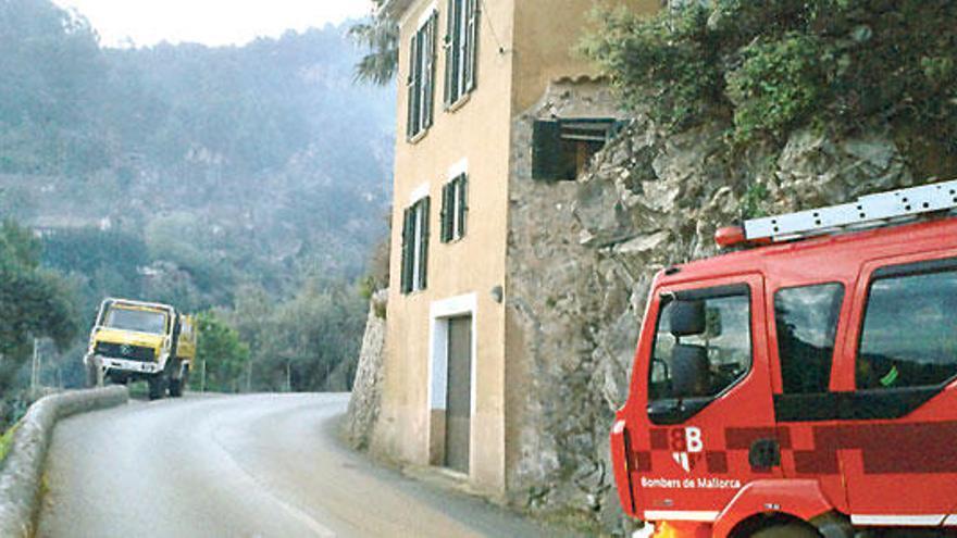 Laboriosa extinción de un incendio que afectó a una zona de pinar y olivar