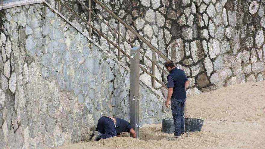 Las playas dicen adiós al verano: retirada de duchas en Llanes