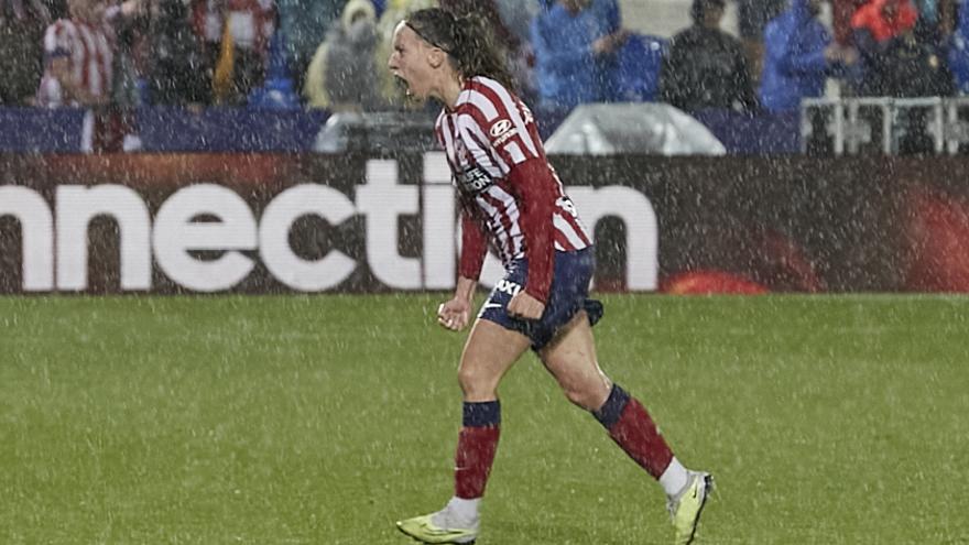 Eva Navarro celebra bajo la lluvia su gol desde el punto de penalti