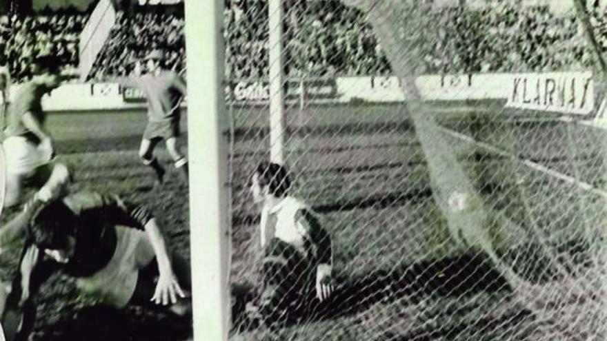 Gol del racinguista Garrido en un Racing-Dépor de los 70. |  // LOC