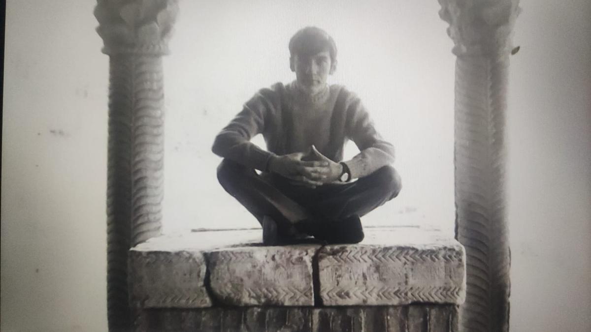 Fernando Fernández, con 16 años, en 1968, posa encima del altar de Santa María del Naranco.