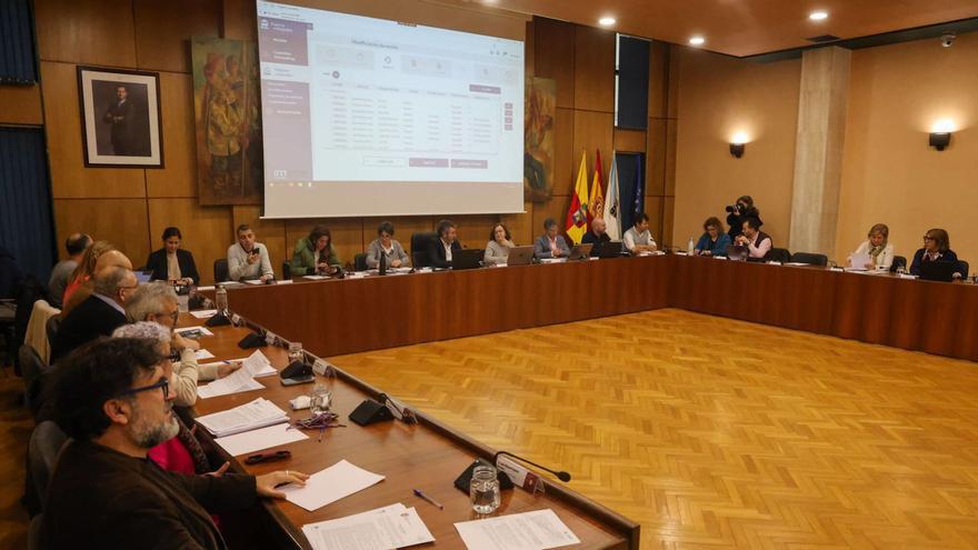 La corporación municipal de Vilagarcía, durante la sesión plenaria de ayer.