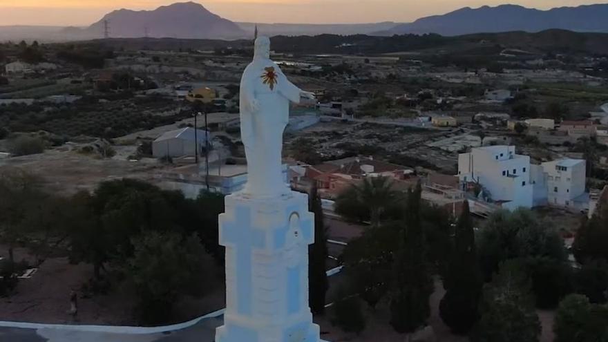El pueblo de Murcia que tiene un oasis de palmeras y explota de belleza en otoño: lo llaman &quot;la ciudad blanca&quot; por la impresionante cantera que cinceló sus calles
