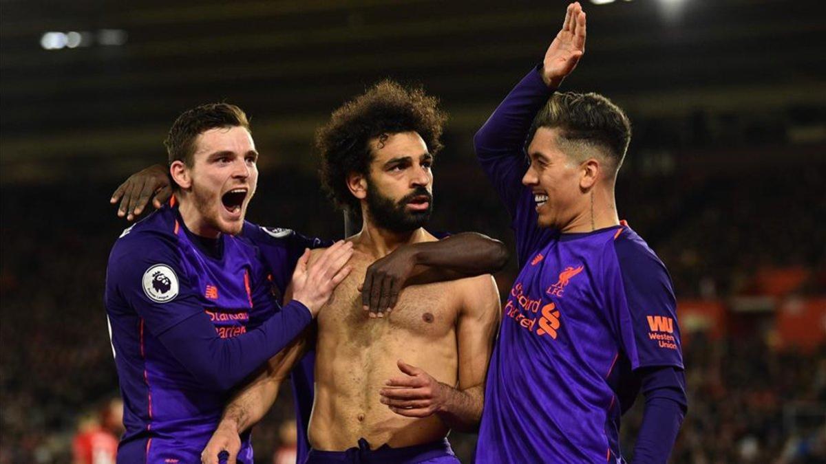 Salah celebrando con Robertson (izq) y Firmino (der)