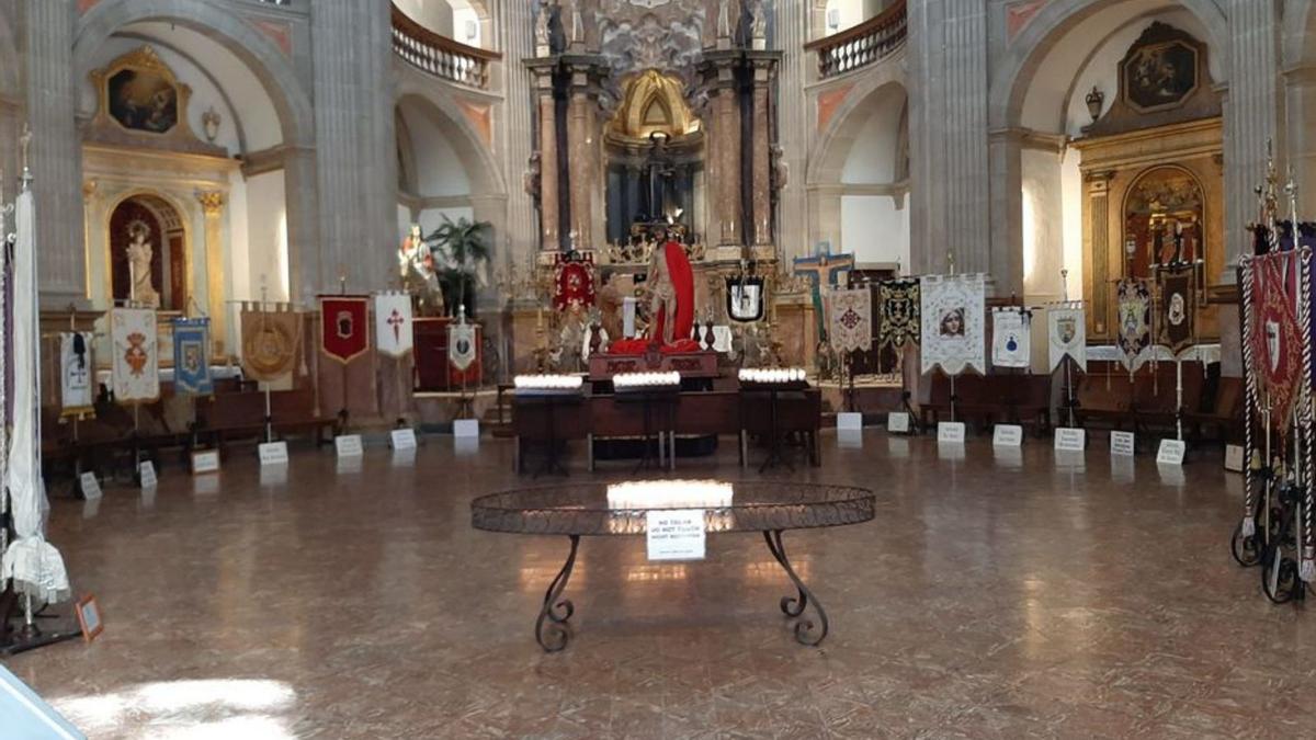 Los estandartes expuestos ayer en la Iglesia de Sant Antoniet. | JOSEP CAPÓ