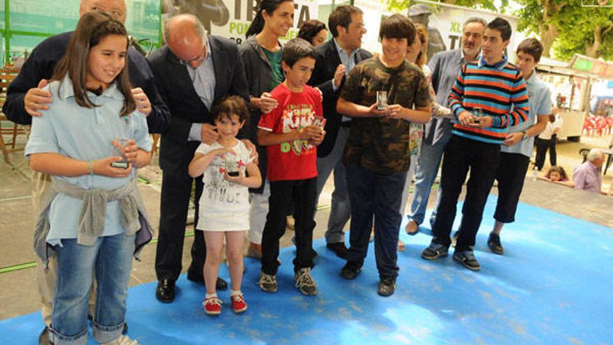 Un momento de la entrega de trofeos en categoría infantil por parte de las autoridades. // Gustavo Santos