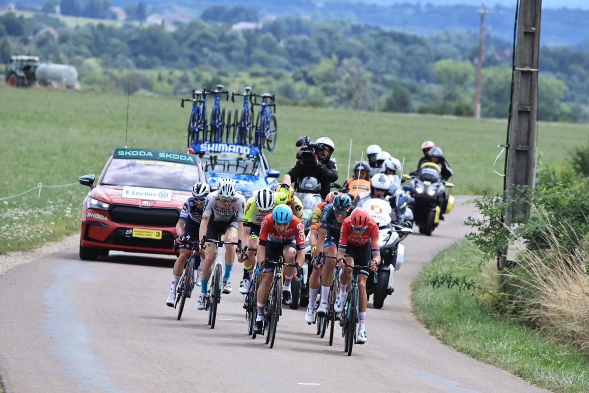 Poligny (France), 21/07/2023.- A breakaway group in action during the 19th stage of the Tour de France 2023, a 173kms race from Moirans-en-Montagne to Poligny, France, 21 July 2023. (Ciclismo, Francia) EFE/EPA/CHRISTOPHE PETIT TESSON
