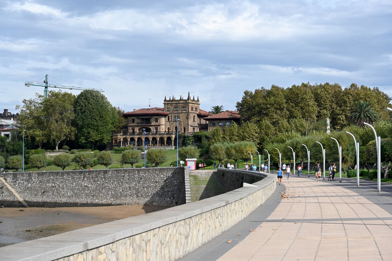 La costa de Lezama con el palacio al fondo