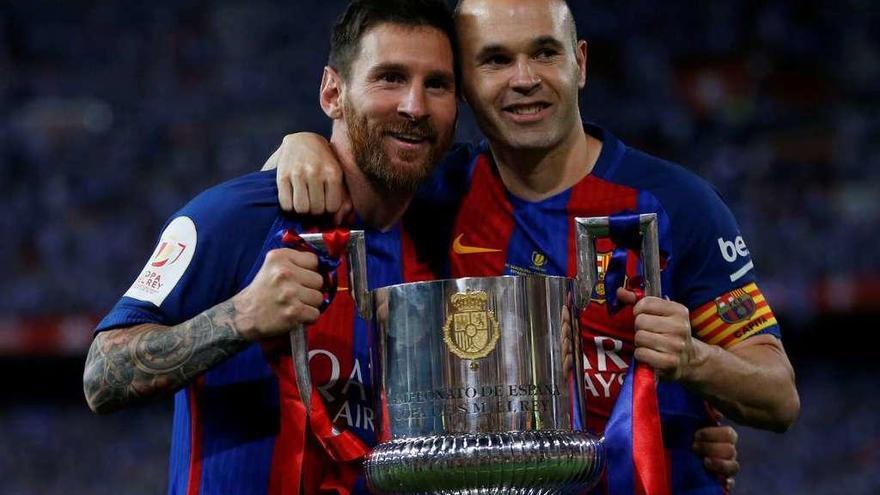 Lionel Messi y Andrés Iniesta posan con la Copa del Rey conseguida el pasado mes de mayo.