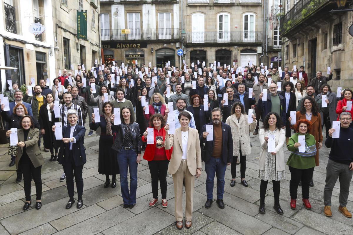 La candidata del BNG a la Presidencia de la Xunta, Ana Pontón, comparece con todos los candidatos que integran las listas en la Praza de Feixóo Santiago