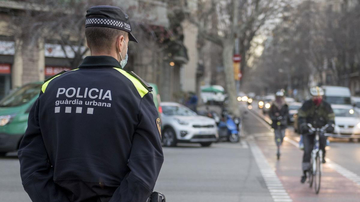 Barcelona    19.01.2021.    Barcelona.  La Guardia Urbana, en la foto en el cruce de las calles de Diputación con Urgell,  empezó hoy a multar a los usuarios de patinetes que no lleven casco y aquellos que lleven a sus hijos de ‘paquete’.   Medida que confundió a aquellos que no llevan casco siguiendo la normativa de la DGT pero que es diferente a la normativa decretada por el Ajuntament de Colau que exige obligatoriedad. Fotografía de Jordi Cotrina