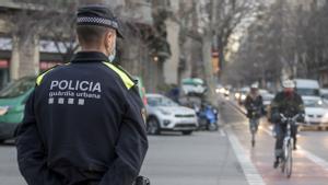 Un agente de la Guardia Urbana en el cruce de Diputació con Urgell en enero pasado.