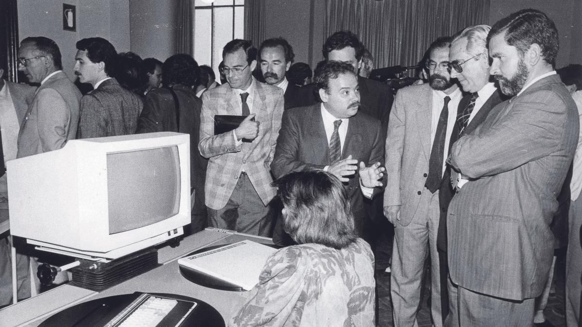 Visita del presidente Joan Lerma y el conseller Andrés García Reche a la sede de AITEX en mayo de 1987.