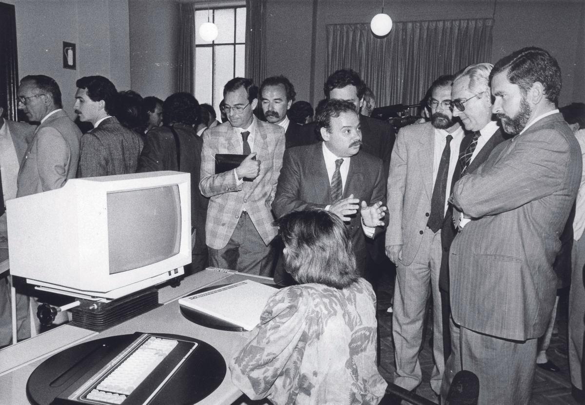Visita del presidente Joan Lerma y el conseller Andrés García Reche a la sede de AITEX en mayo de 1987.