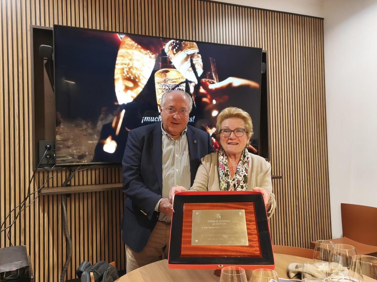 Eric Landrau junto a Lourdes Fernández, que le entregó la placa de reconocimiento.