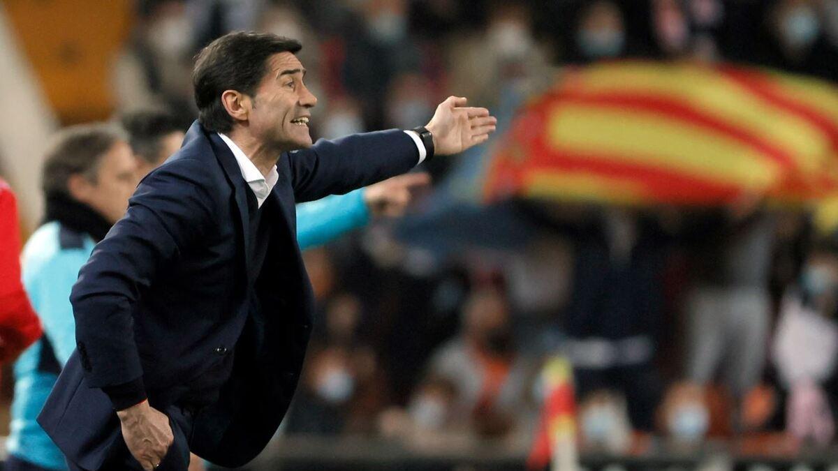 Marcelino dando instrucciones