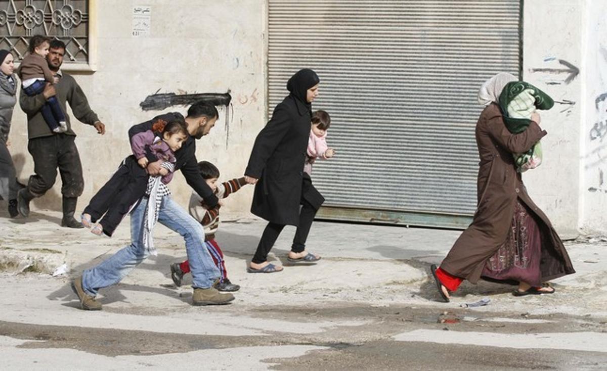 Els civils fugen dels atacs després de l’entrada dels tancs sirians a la ciutat nord-occidental d’Idlib, a Síria.