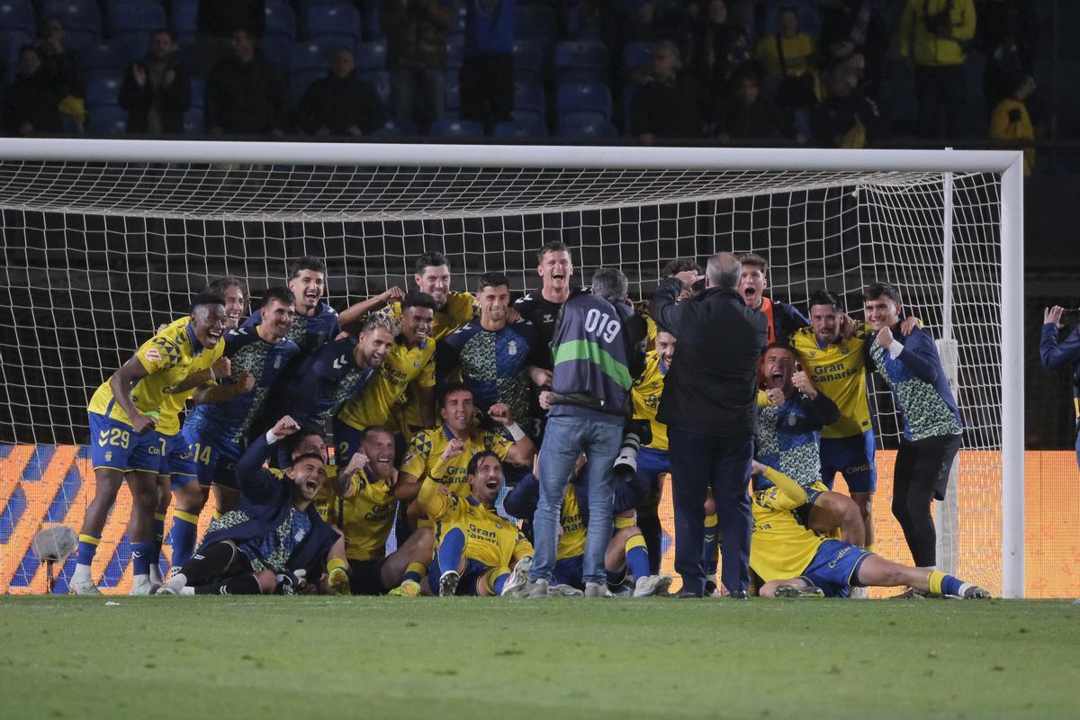 Los jugadores de la UD posan tras su victoria al Atlético de Madrid
