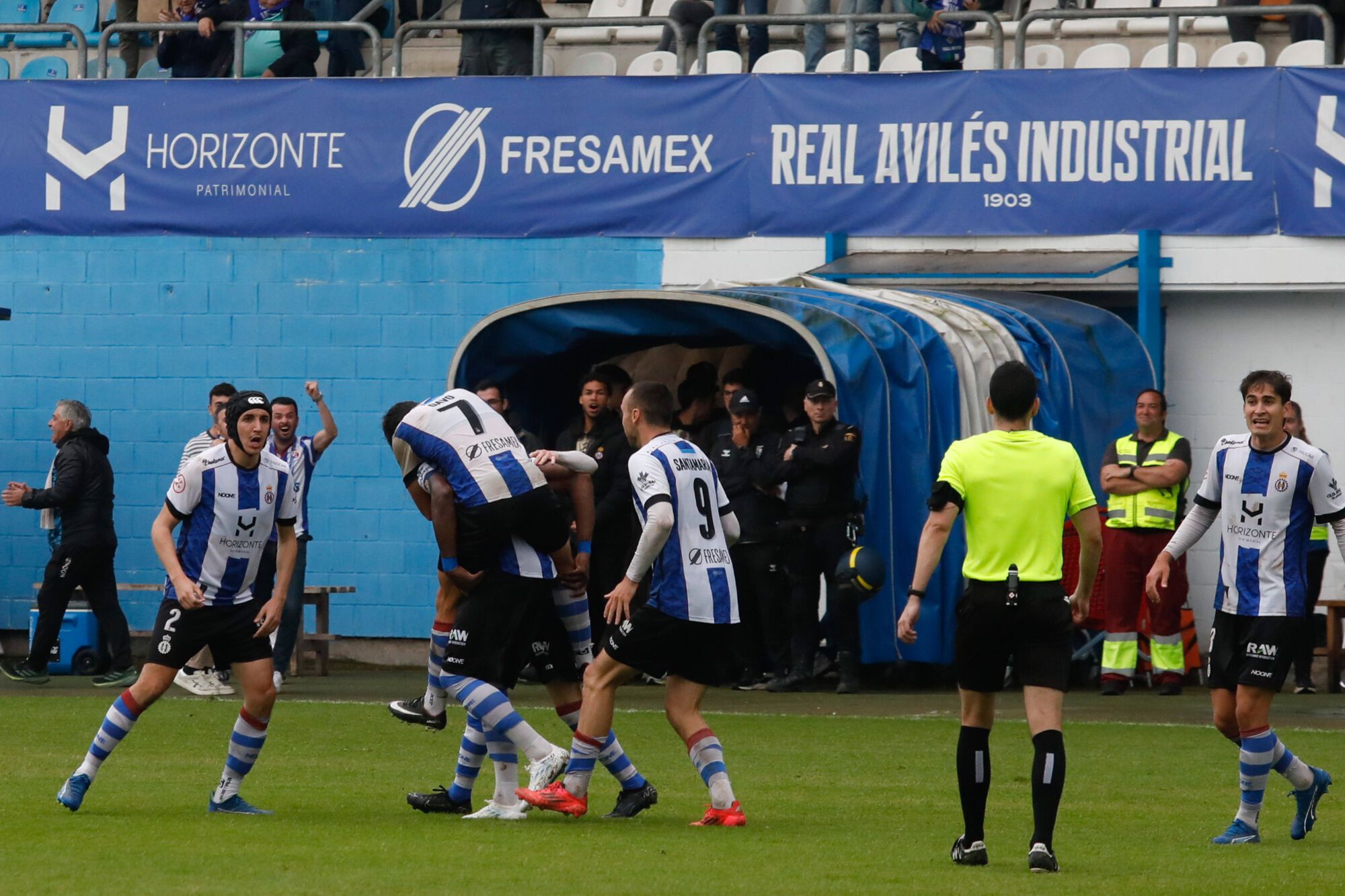 EN IMÁGENES: Ammbientazo en el play-off del Real Avilés contra el Antoniano