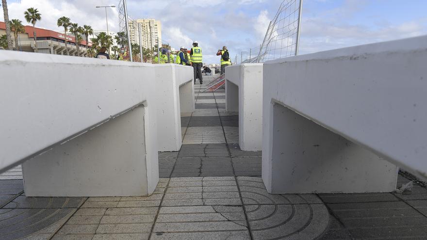 Colocación nuevos bancos en la Avenida Marítima