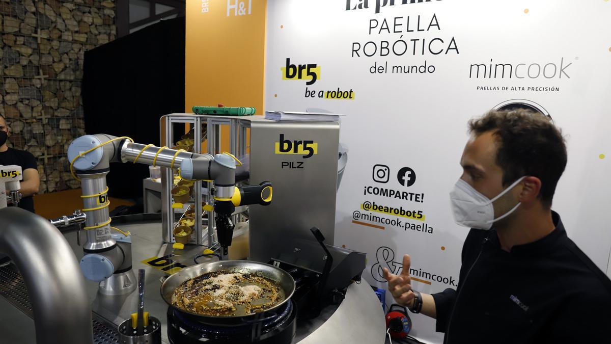 La primera paella cocinada por una robot, presentada en el Salón de Innovación en Hostelería H&T