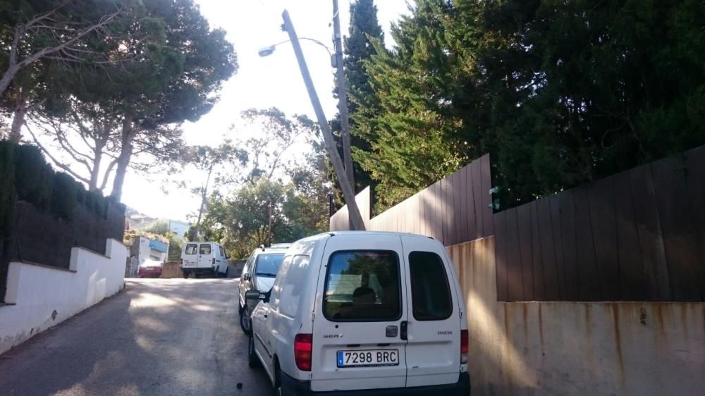 Un camió xoca amb un pal telefònic i en trenca 8 més