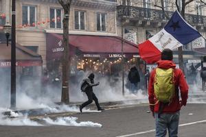 Disturbios durante las protestas de este jueves contra la reforma de las pensiones en Paris. EFE/EPA/MOHAMMED BADRA